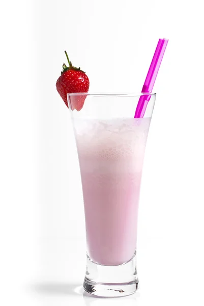 在白色背景上孤立的草莓奶昔 — 图库照片