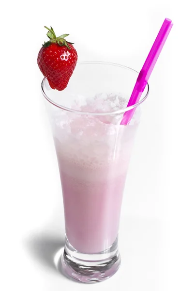 Milkshake de morango isolado sobre fundo branco — Fotografia de Stock