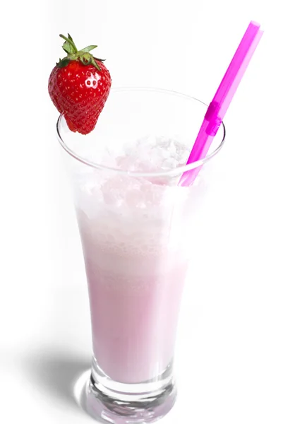 Milkshake de morango isolado sobre fundo branco — Fotografia de Stock