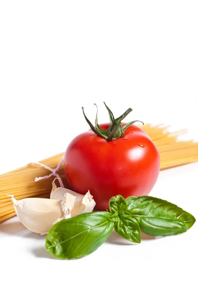 Ingredienti della pasta isolati su fondo bianco — Foto Stock