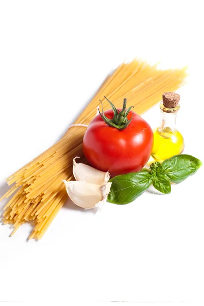 Ingredienti della pasta isolati su fondo bianco — Foto Stock