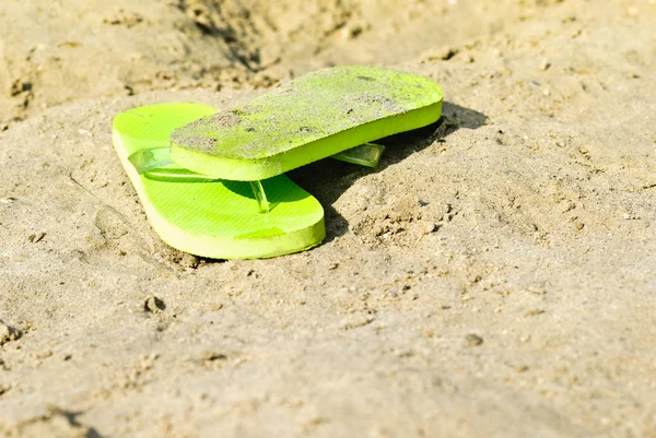Flip-flop on the beach — Stock Photo, Image