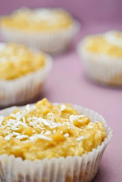 Söta muffins på rosa bakgrund — Stockfoto