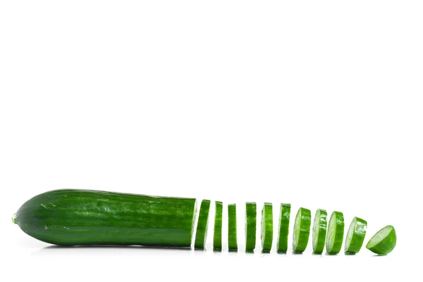 Komkommer en plakjes geïsoleerd op witte achtergrond — Stockfoto