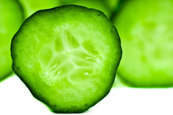 Pepino y rodajas aisladas sobre fondo blanco —  Fotos de Stock