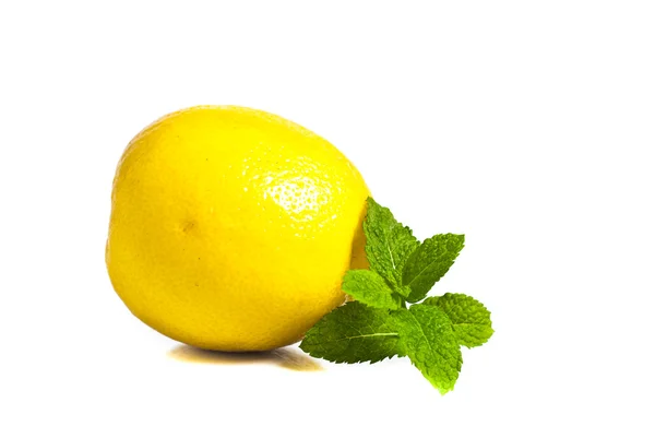 Lemon terisolasi dengan daun — Stok Foto