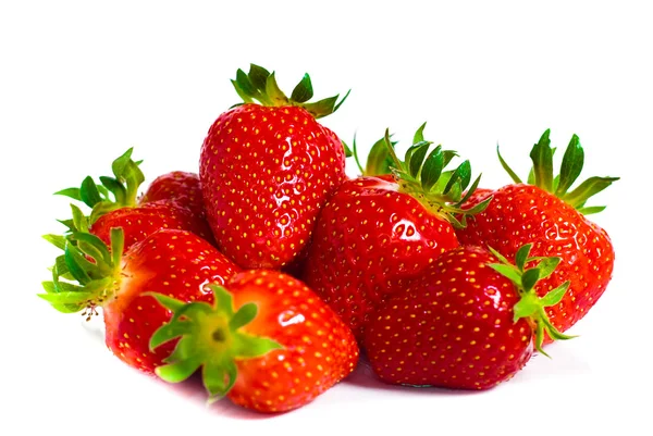 Frische Erdbeerfrüchte mit grünen Blättern — Stockfoto