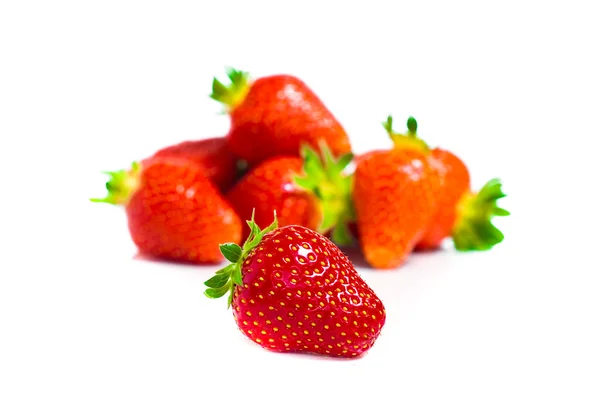 Frische Erdbeerfrüchte mit grünen Blättern — Stockfoto