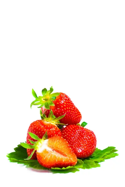 Frutas frescas de morango com folhas verdes — Fotografia de Stock