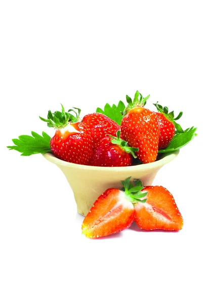 Frutas frescas de morango com folhas verdes — Fotografia de Stock