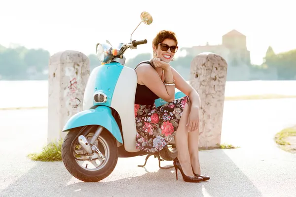 kız ve eski scooter