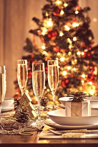 Ajuste de mesa festivo con regalo de cinta de plata en el plato — Foto de Stock