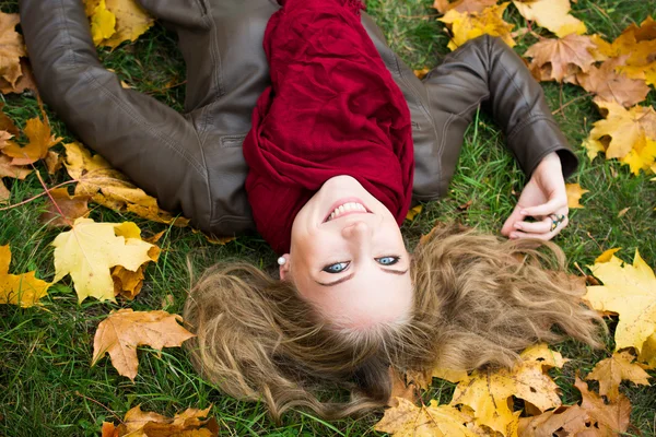 Mujer joven con hojas de otoño —  Fotos de Stock