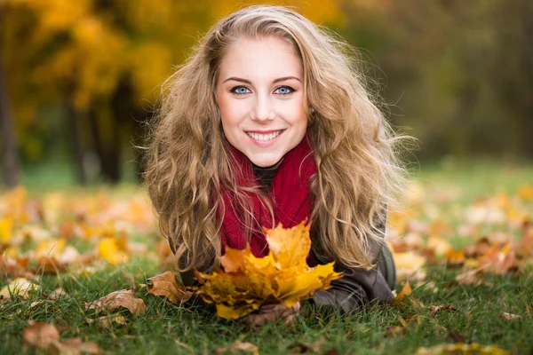 Mladá žena s podzimními listy — Stock fotografie
