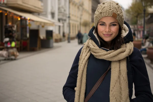 Vacker urban kvinna med säker leende — Stockfoto