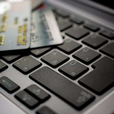 kavramı klavye ve kredi kartı ile online alışveriş