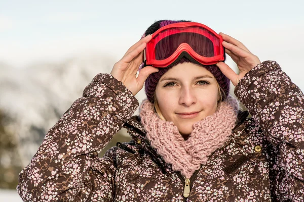 Donna sportiva con gli occhiali da sci — Foto Stock