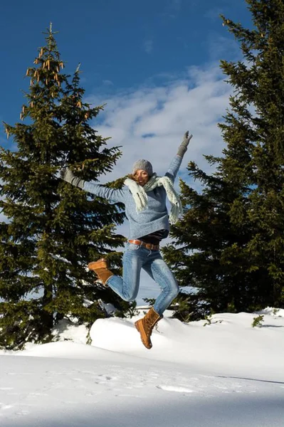 Fun, winter, sneeuw, vrouw — Stockfoto