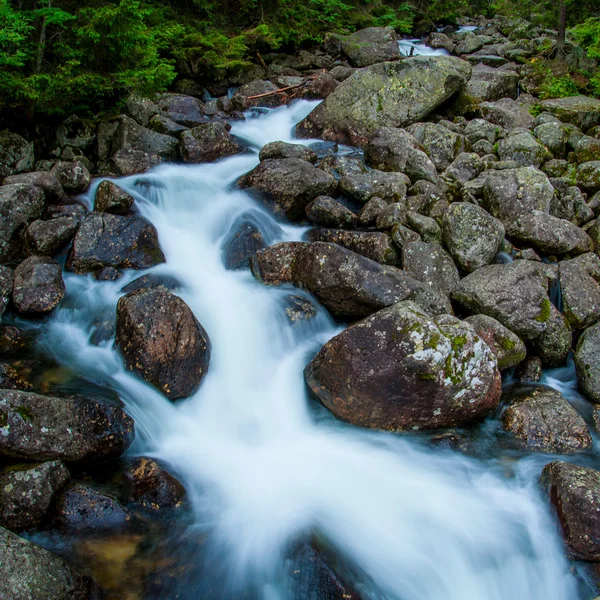 Landschaft mit Wasserfall — Stockfoto