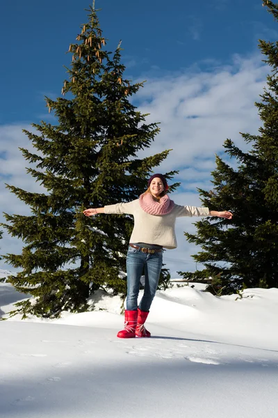 Photo de jolie fille sautant sur les montagnes enneigées — Photo