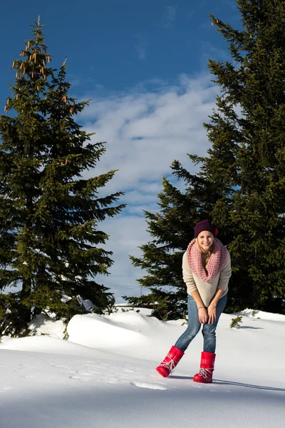 Atractiva joven mujer en invierno al aire libre —  Fotos de Stock