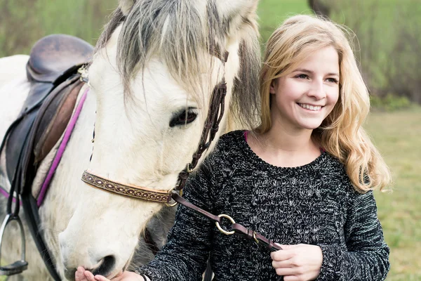 照顾她的马的年轻女人 — 图库照片