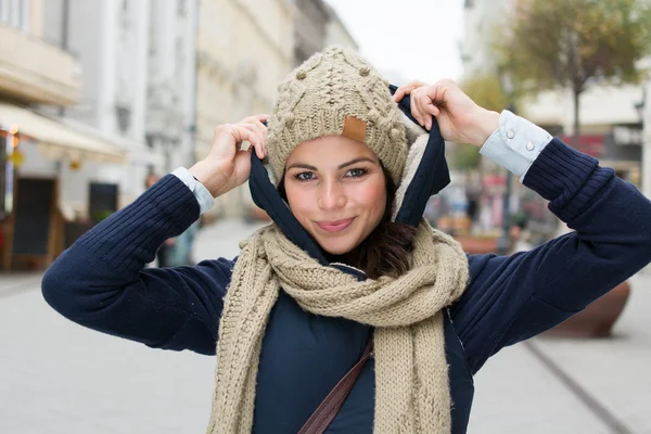 Attraktive junge Frau im Winter draußen — Stockfoto