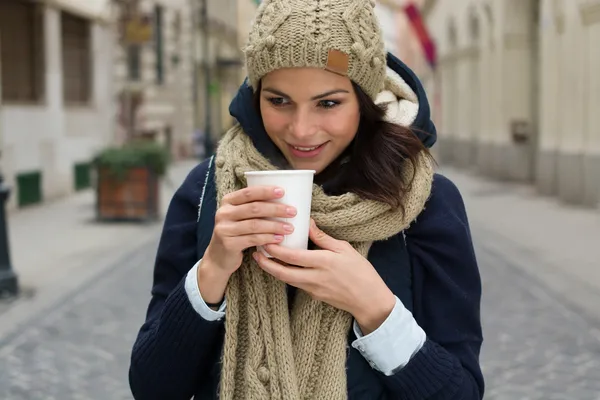 Mujer de moda sosteniendo café al aire libre — Foto de Stock