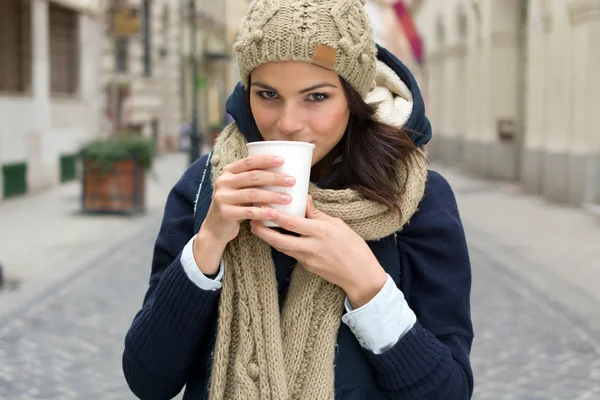 Modische Frau mit Kaffee im Freien — Stockfoto