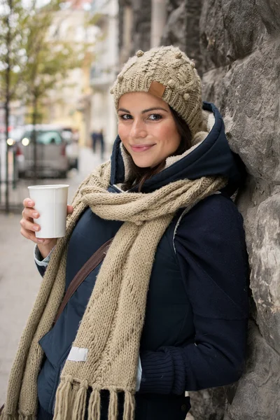 ファッショナブルな女性の持ち株コーヒー アウトドア — ストック写真