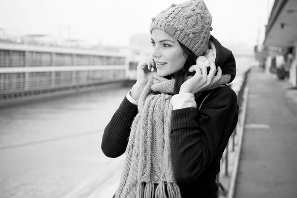 Zwart en wit portret van leuke jonge vrouw buiten — Stockfoto