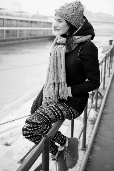 Černobílý portrét roztomilé mladé ženy, venkovní — Stock fotografie