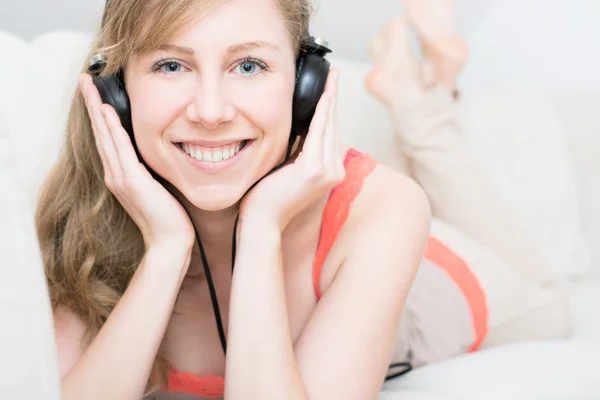 Jeune belle femme jouissant de la musique à la maison — Photo