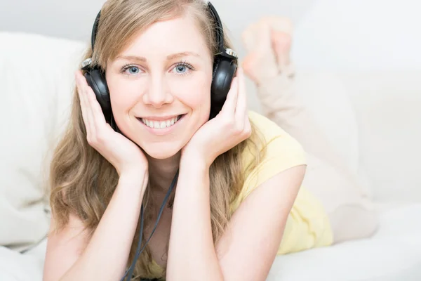 Fiatal gyönyörű nő élvezi a zenét otthon — Stock Fotó
