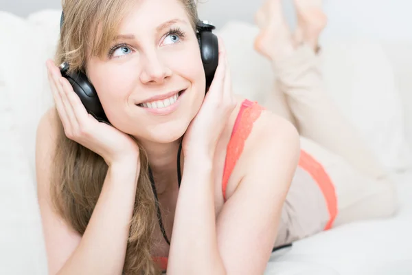 Joven hermosa mujer disfrutando de la música en casa — Foto de Stock