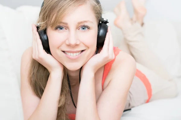 Fiatal gyönyörű nő élvezi a zenét otthon — Stock Fotó