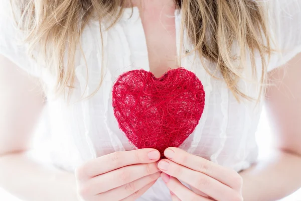 Coeur rouge dans les mains de la femme — Photo