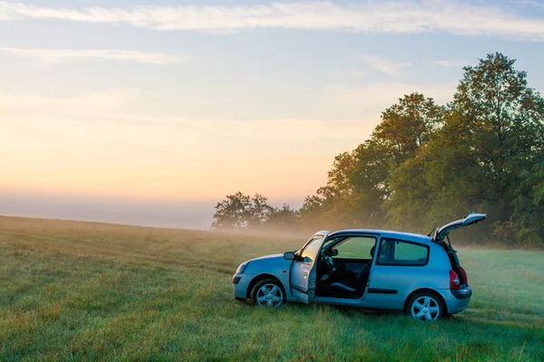 Voiture au milieu de nulle part — Photo