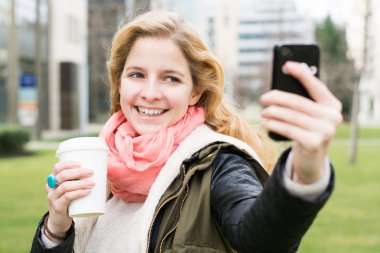 selfie - cep telefonu ile kendi kendine portre