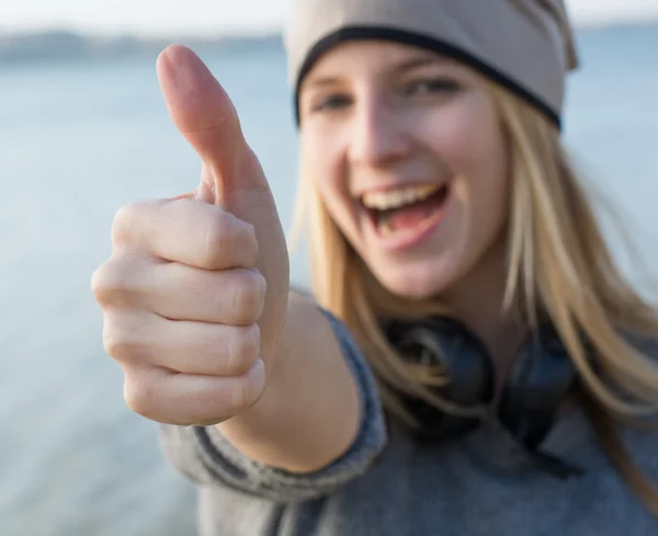 Feliz éxito mujer mostrando pulgar hacia arriba — Foto de Stock