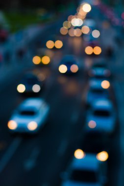Akşam trafiği. Şehir ışıkları. Hareket bulanıklığı.