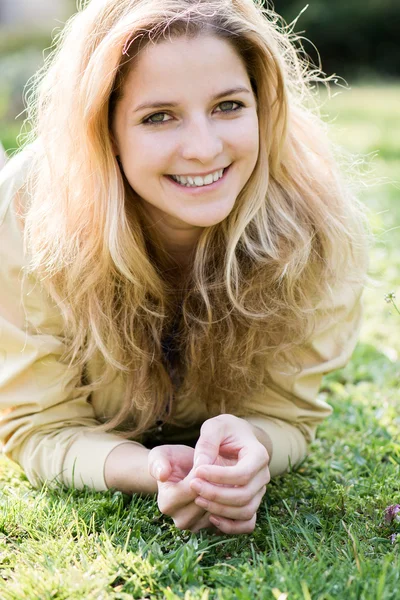 Krásná mladá žena venku — Stock fotografie