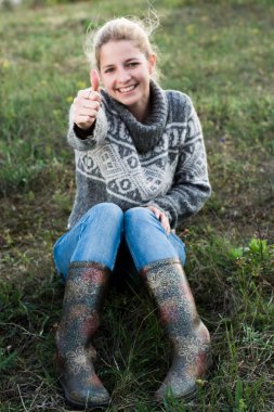 Kendine güvenen kadın başparmak gösterilen