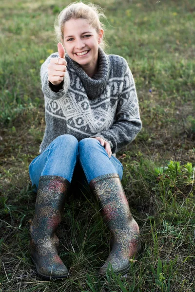 Donna fiduciosa mostrando pollice in su — Foto Stock