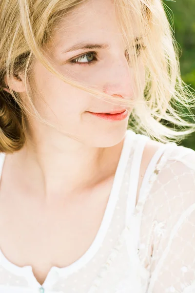 야외 아름 다운 젊은 백인 여자의 초상화 — 스톡 사진
