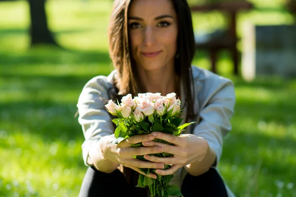 Belle femme avec la fleur rose, profiter de la nature美丽的女人，与享受大自然的玫瑰花朵 — 图库照片