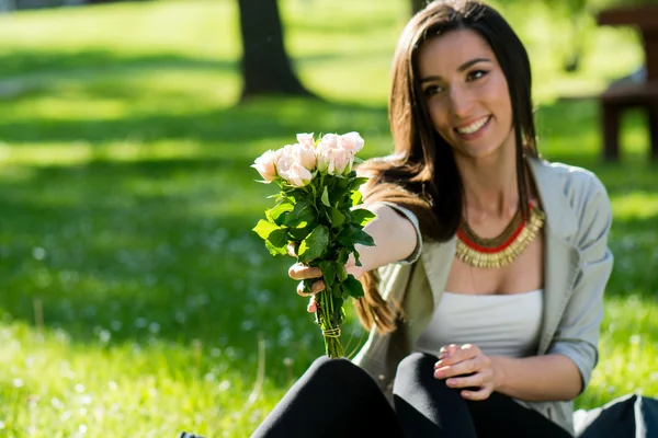 Krásná žena s růžovou květinou užívat přírodu — Stock fotografie