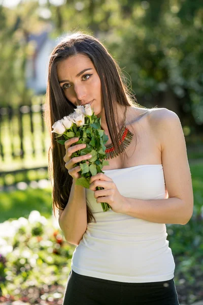 Jovem mulher dando buquê de flores — Fotografia de Stock