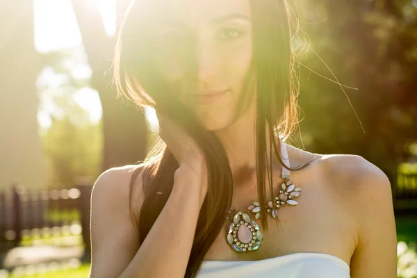 Молодая женщина наслаждается солнечными лучами — стоковое фото