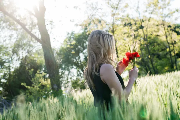 Mooie blonde dromen met papaver — Stockfoto